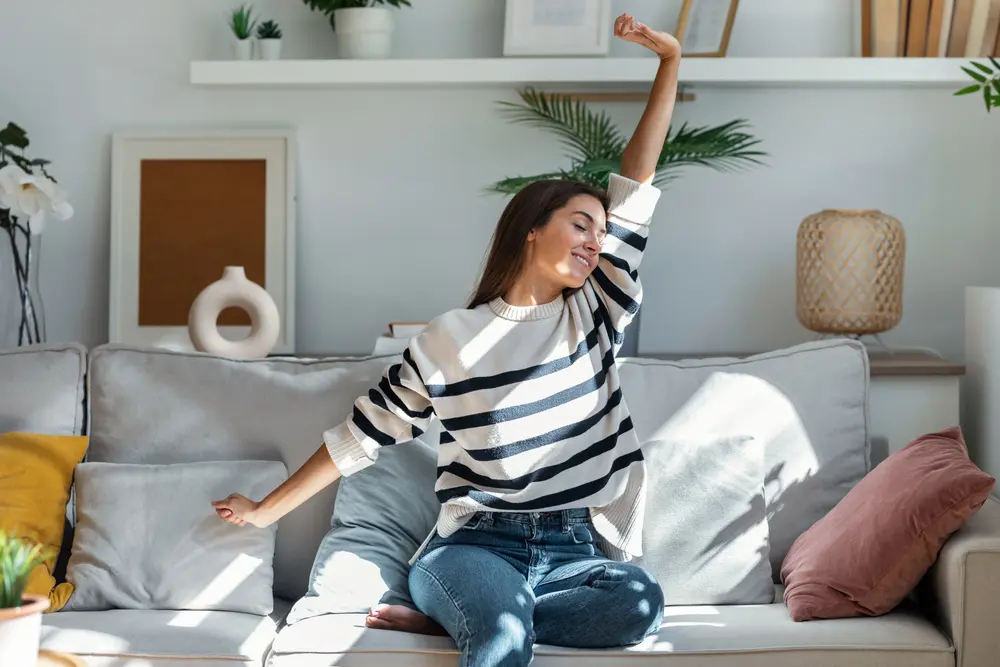 Mosolygó nő napfényben, egészséges és felszabadult érzéssel – természetes gyógyulás Flaverol és Urzinol kombinált alkalmazásával.